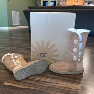 NIB UGG Bailey button triplet in Chestnut size 7